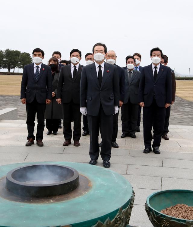 정세균 국무총리가 지난 19일 제주시 봉개동에 위치한 제주 4·3평화공원을 찾아 참배하고 있다. 뉴시스