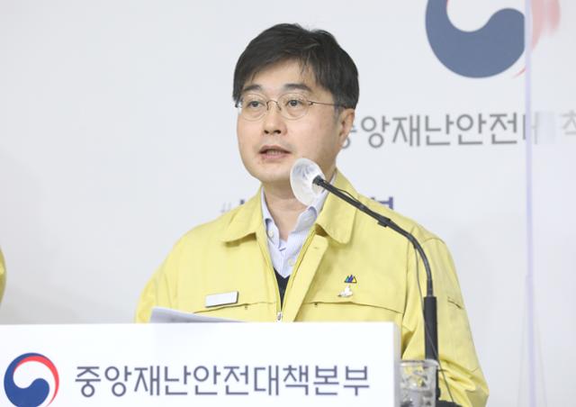 윤태호 중앙사고수습본부 방역총괄반장(보건복지부 공공보건정책관)이 26일 오전 정부세종청사에서 다음 주부터 적용될 거리두기 방안과 방역수칙을 설명하고 있다. 뉴시스