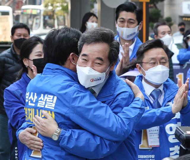 이낙연 더불어민주당 상임선대위원장이 26일 부산 서면역에서 김영춘 부산시장 후보와 포옹하고 있다.연합뉴스