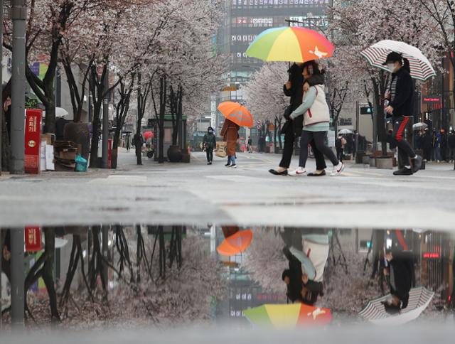 봄비가 내린 28일 오전 서울 서대문구 연세로에서 시민들이 우산을 쓰고 걷고 있다. 연합뉴스