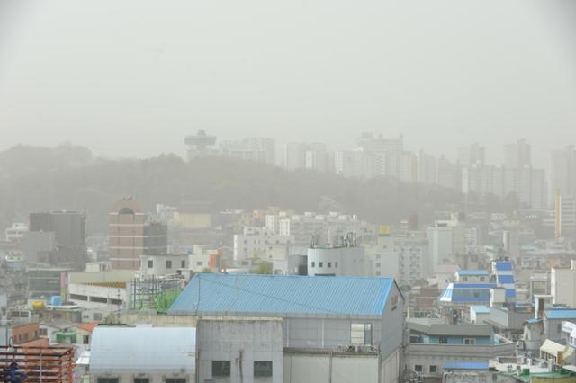 광주와 전남전역에 황사경보가 내려진 29일 오전 광주 동구 금남로 일대가 모래 먼지와 미세먼지로 인해 뿌옇게 보이고 있다. 뉴시스