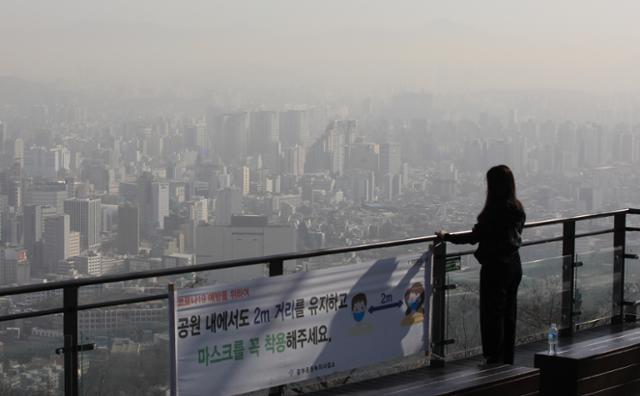 전국 대부분 지역에 황사와 미세먼지가 이어진 30일 오전 서울 남산에서 바라본 도심이 뿌옇다. 뉴스1