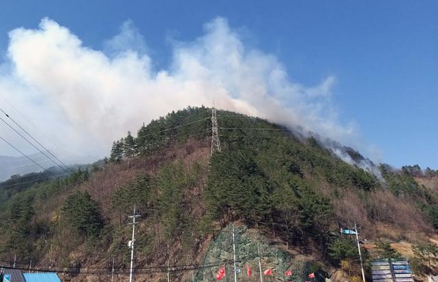 30일 오후 강원 삼척시 가곡면 탕곡리에서 발생한 산불이 연기와 함께 번지고 있다. 동부산림청 제공