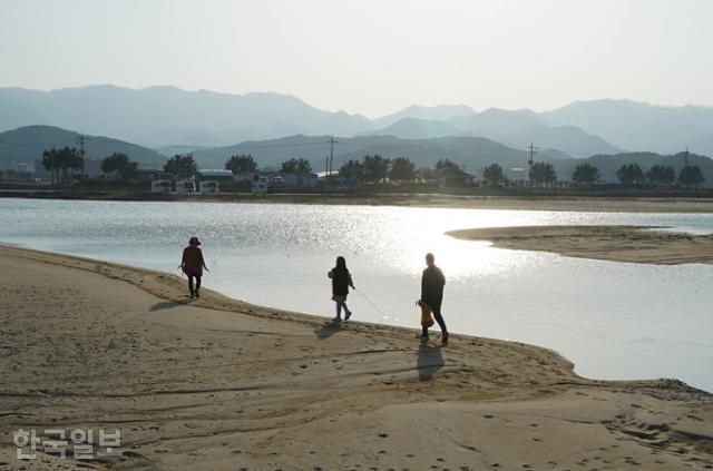 덕산해변에 모래를 공급하는 마읍천 뒤로 백두대간 능선이 병풍처럼 이어진다.