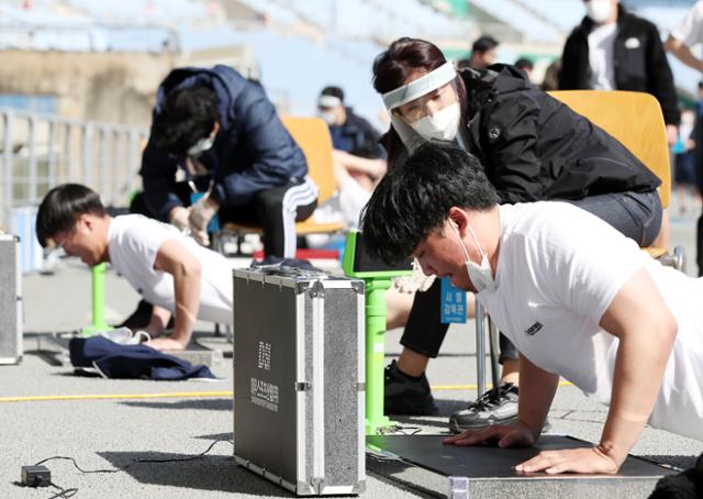 30일 오전 인천시 미추홀구 문학경기장에서 열린 인천경찰청 경찰관 채용 체력검정에서 응시자들이 팔굽혀펴기 시험을 치르고 있다. 연합뉴스