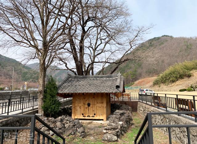 준경묘 입구 활기마을의 성황당. 황제의 기운, '황기'가 변해서 활기리가 됐다고 전해진다.