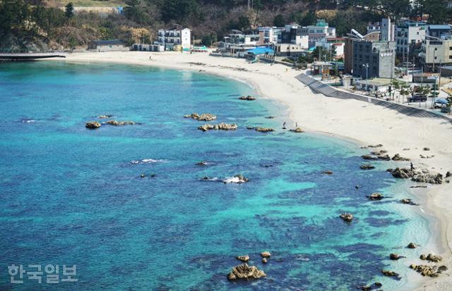 용화해변과 장호항 사이 언덕에서 장호해변의 투명한 바다가 내려다 보인다.