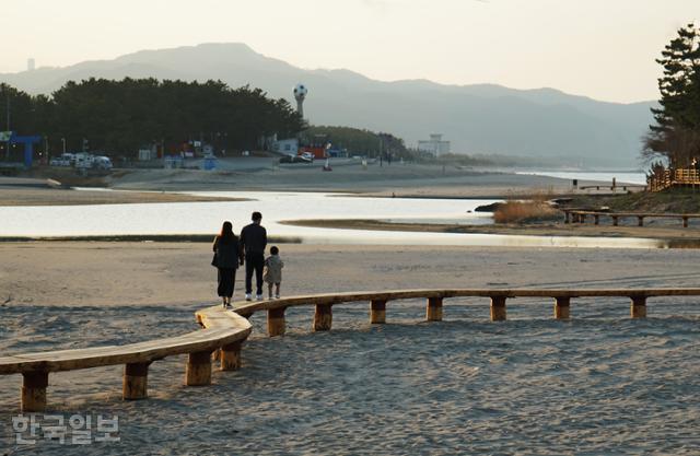 덕산해변 모래사장에 덕봉산으로 연결되는 외나무다리가 놓여 있다. 해변과 산이 붙어 있어 굳이 필요하지 않지만 여행객들에게 소소한 재미를 선사한다.