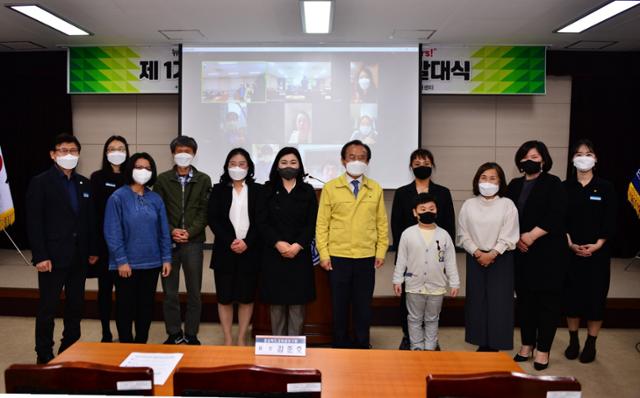 학부모 번역 재능기부 발대식에 참가한 학부모들이 김준호(가운데) 연구원장과 함께 기념촬영을 했다.