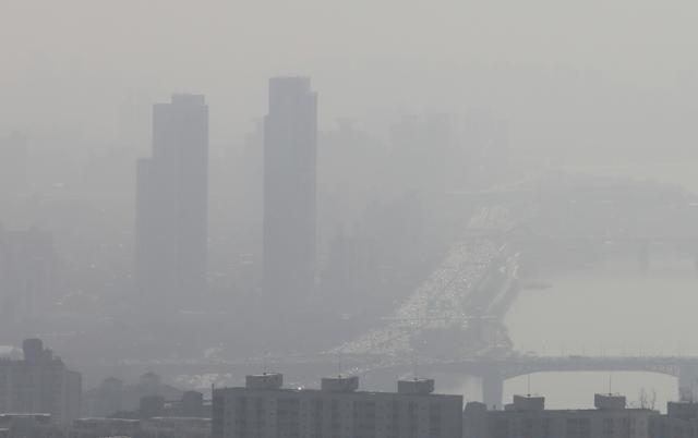 전국 대부분의 지역에 황사와 미세먼지가 이어진 30일 오전 서울 남산에서 바라본 도심이 뿌옇다. 뉴스1