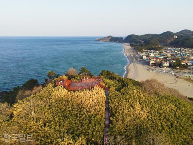 삼척 맹방해변과 덕산해변 사이 덕봉산 . 높이 54m에 불과한 작은 섬이지만 하얀 모래사장과 짙푸른 바다, 백두대간 능선을 배경으로 품고 있다.