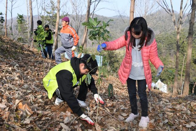 산림청의 설문조사결과 국민 절반이상이 식목일을 3월로 당기는 것을 찬성한 것으로 나타났다. 사진은 내나무갖기 캠페인을 통해 나무를 심은 어린이들 모습. 산림청 제공