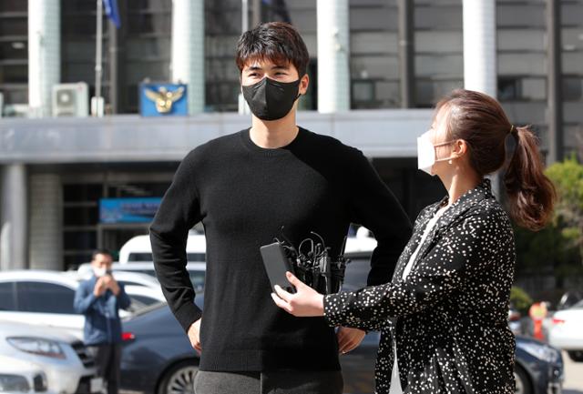 초등학교 시절 성폭력 가해 의혹을 받고 있는 축구선수 기성용(FC서울)이 31일 오후 고소인 조사를 받기 위해 서울 서초구 서초경찰서로 출석하고 있다. 기성용은 지난 22일 초등 축구부 시절 자신에게 성폭력을 당했다고 폭로한 후배 두명을 형사 고소하며 반격에 나섰다. 뉴스1