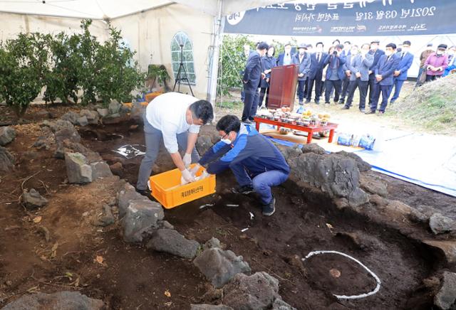 31일 오후 제주 서귀포시 표선면 가시리에서 4·3희생자 유해발굴 현장 보고회가 열리고 있다. 연합뉴스