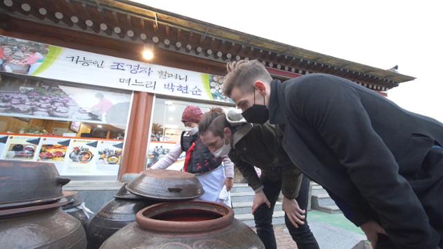 '어서와' 조셉이 한국 식자재 공수에 나섰다. MBC에브리원 제공