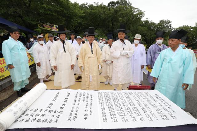 경북지역 유림단체 대표 100여명이 지난해 7월28일 경북 군위군청 앞에서 대구경북통합신공항 이전부지 선정을 촉구하는 호소문을 공개하고 있다. 단독후보지를 고집하던 군위군은 이틀 후인 30일 군위의 대구편입 등을 조건으로 공동후보지에 찬성했다. 뉴스1