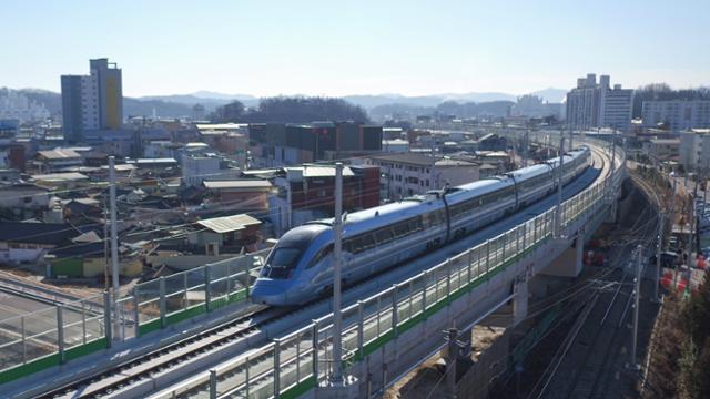 중앙선 KTX-이음 열차가 영주시가지를 통과하고 있다. 영주시 제공