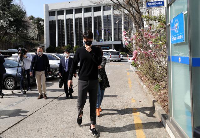 초등학교 시절 성폭력 가해 의혹이 제기되자 이를 강력부인하면 법정대응에 나선 프로축구 FC서울의 주장 기성용(32) 선수가 31일 오후 서울 서초경찰서에 고소인 조사를 받기 위해 출석하고 있다. 뉴시스