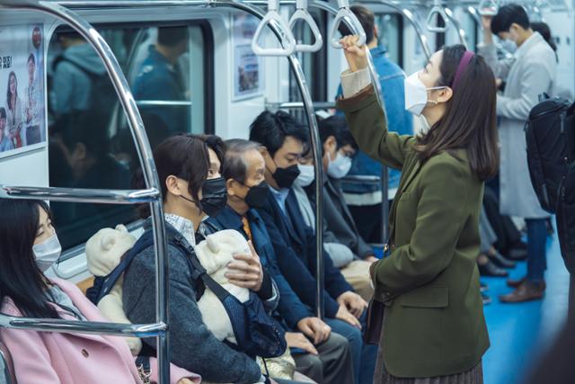 KBS 주말극 '오케이 광자매'에서 광자매 둘째 광식(전혜빈·오른쪽)이 두 아이를 돌보는 로커 지망생인 한예슬(김경남·왼쪽 두 번째)에게 지하철 자리를 양보하는 모습. 모든 배우들이 마스크를 쓰고 나왔다. 초록뱀미디어·팬엔터테인먼트 제공