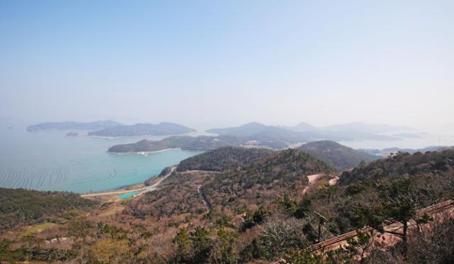 도리산 전망대에서 보면 다도해의 섬들이 점점이 흩뿌려져 있다. ⓒ박준규