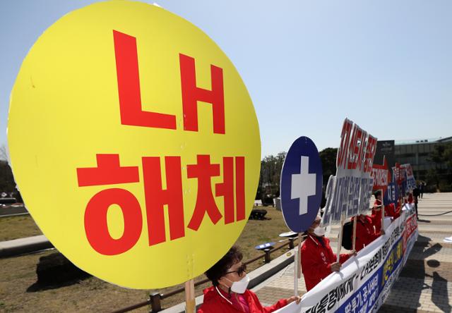 성남주민연대 회원들이 30일 오전 서울 종로구 청와대 분수대 앞에서 열린 LH 해체 촉구 기자회견에서 LH 3대 불법 발본색원과 3기 신도시 원점 재검토를 촉구하는 구호를 외치고 있다. 뉴스1