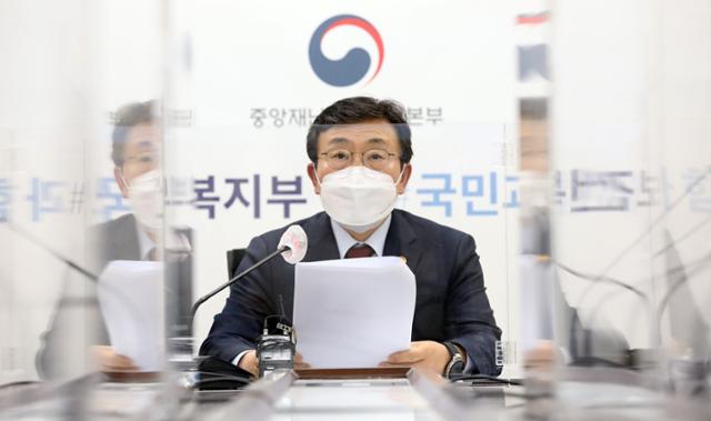 권덕철 보건복지부 장관이 1일 오후 정부세종청사에서 열린 범정부 백신도입 TF 1차회의를 주재하며 모두발언을 하고 있다. 뉴시스