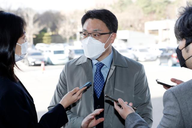 김진욱 고위공직자범죄수사처장이 1일 오전 경기 정부과천청사로 출근하며 취재진 질문에 답하고 있다. 뉴시스