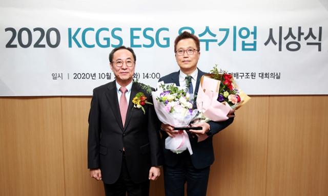 지난해 10월 한국기업지배구조원 주관으로 한국거래소에서 열린 '2020년 ESG 우수기업 시상식'에서 신진영(왼쪽) 한국기업지배구조원장과 유원무 풀무원 바른마음경영실장이 기념촬영을 하고 있다. 풀무원은 2020년 ESG최우수 기업으로 선정됐다. 풀무원 제공