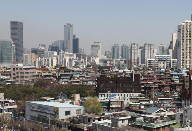 도심 공공주택 복합개발사업 선도사업 후보지로 선정된 서울 영등포구 신길동 일대. 국토교통부는 2·4 대책에 포함된 도심 공공주택 복합개발사업의 첫 선도사업 후보지로 금천구, 도봉구, 영등포구, 은평구 등 서울 4개 구 21곳을 선정했다고 지난달 31일 밝혔다. 연합뉴스