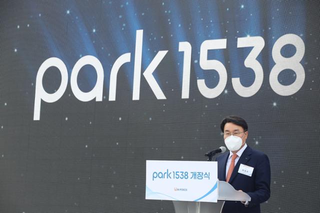 최정우 포스코 회장이 지난달 31일 경북 포항시 본사 인근 'Park1538' 개장식에서 기념사를 하고 있다. 포스코 제공