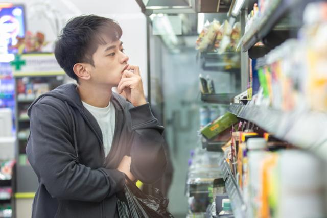 한 편의점에서 고객이 물건을 고르고 있다. 게티이미지뱅크