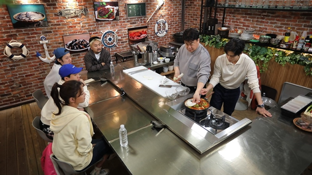 '맛남의 광장' 백종원이 초간단 가자미 레시피를 공개한다. SBS 제공