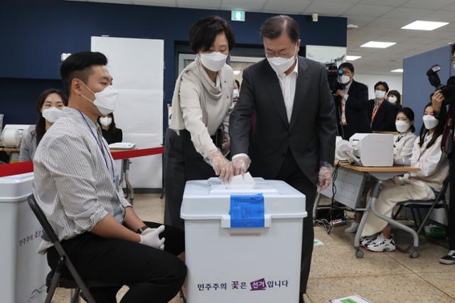 문재인 대통령과 부인 김정숙 여사가 2일 오전 서울 종로구 삼청동 주민센터를 찾아 2021재·보궐선거 사전투표를 하고 있다. 연합뉴스