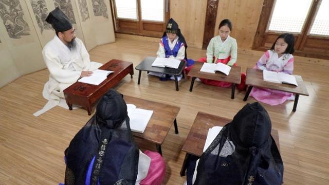 한 서당의 수업 시간(사진은 사건과 관련 없습니다). 유튜브 캡처