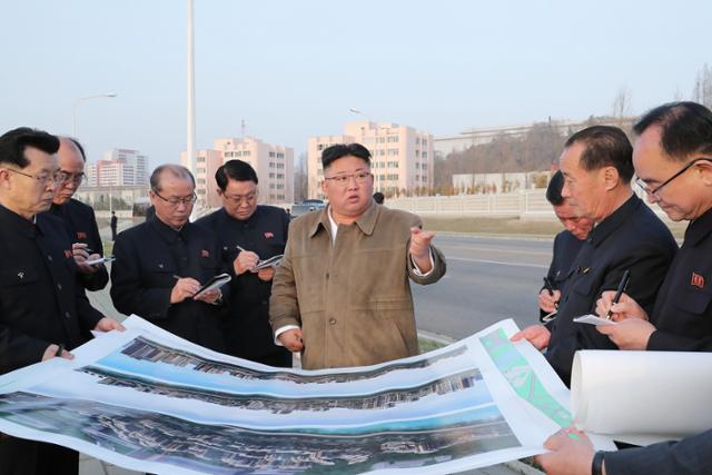 김정은 북한 국무위원장 겸 노동당 총비서가 평양 보통강변의 다락식주택구 건설 예정지를 현지지도했다고 노동신문이 1일 보도했다. 평양=노동신문 뉴스1