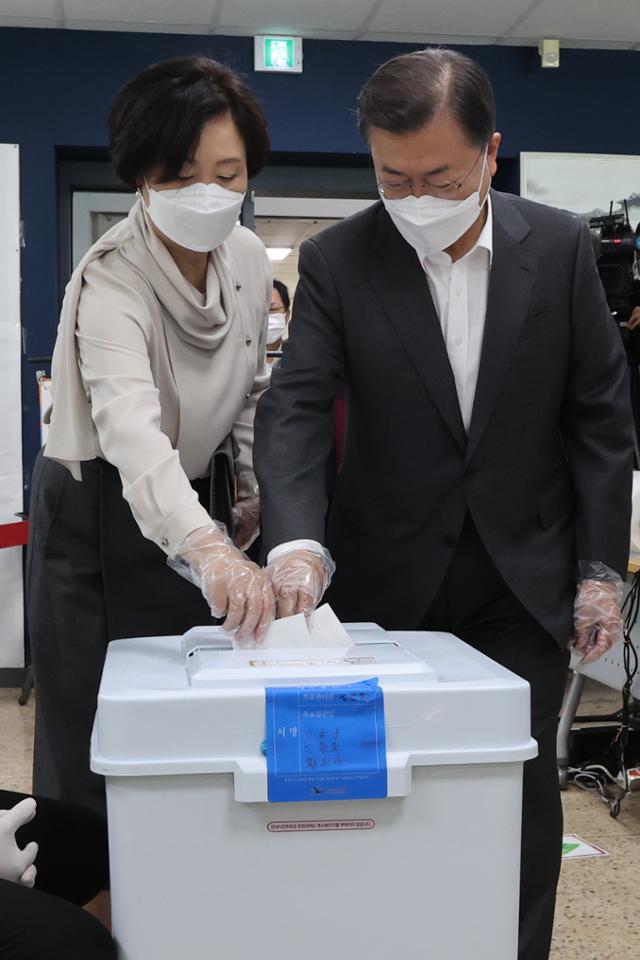 문재인 대통령과 부인 김정숙 여사가 2일 오전 서울 종로구 삼청동 주민센터를 찾아 2021재·보궐선거 사전투표를 하고 있다. 연합뉴스