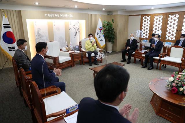 양승조 충남도지사가 지난달 31일 도청 접견실에서 자치경찰위원을 만나고 있다. 충남도 제공