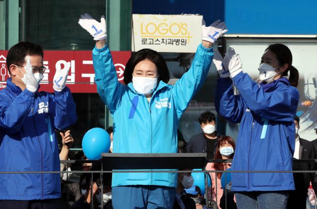 박영선 더불어민주당 서울시장 후보가 5일 서울 강서구 발산역 앞에서 집중유세를 하고 있다. 국회사진기자단