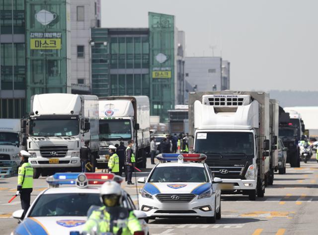 지난달 31일 오전 인천국제공항 화물터미널에서 화이자의 신종코로나바이러스 감염증(코로나19) 백신 50만회분(25만명분)을 실은 수송차량이 중앙 및 권역예방접종센터로접종센터로 향하고 있다. 뉴스1