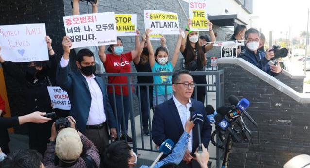 미국 로스앤젤레스 한인들이 한인회를 주축으로 지난달 19일(현지시간) 아시아계를 겨냥한 증오범죄 근절을 촉구하는 대규모 차량 시위를 벌인 가운데 기자회견을 하고 있다. LA=연합뉴스