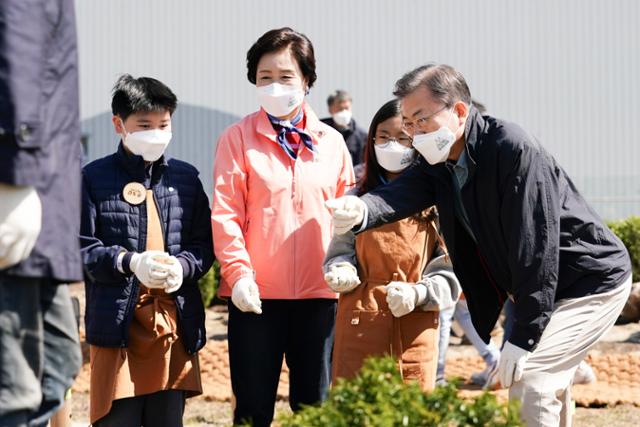 문재인 대통령과 김정숙 여사가 5일 서울 마포구 서울복합화력발전소에서 열린 제76회 식목일 기념행사에서 상지초등학교 학생들과 함께 나무를 심고 있다. 뉴시스