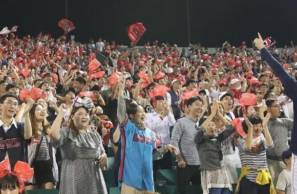 부산 사직야구장 '비닐봉지' 응원 모습. 부산관광포털 비짓부산 캡처