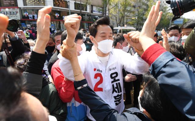 오세훈 국민의힘 서울시장 후보가 6일 서울 노원구 상계백병원 사거리 유세에서 시민들에게 인사하고 있다. 국회사진기자단