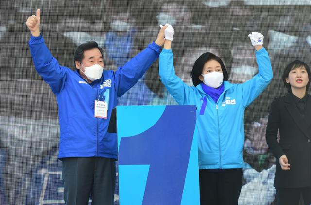 박영선 더불어민주당 서울시장 후보가 6일 서울 종로구 동화면세점 앞에서 열린 광화문 집중유세에서 이낙연 상임선거대책위원장과 함께 지지를 호소하고 있다. 국회사진기자단