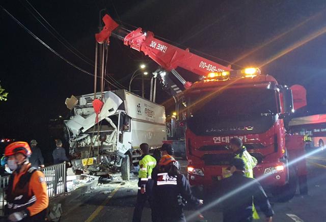 지난 6일 오후 제주시 아라일동 제주대학교 입구 사거리에서 4중 추돌 사고로 3명이 숨지고 59명이 다치는 사고가 발생했다, 사진은 사고 현장의 모습. 제주동부경찰서 제공