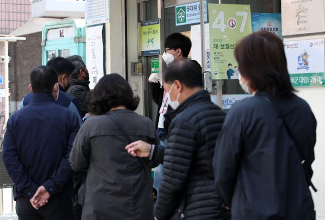 공직선거법에 따라 영주권을 취득한 뒤 국내에서 3년 이상 머문 외국인이 선거권을 부여받아 투표에 참여 할 수 있는 이번4·7 보궐선거에서 외국인 선거권 부여자의 79.4%가 중국 국적으로 나타났다. 서울시장 보궐선거일인 7일 오전 서울 영등포구 대림2동 주민센터에 위치한 대림 제2동 제1투표소에서 중국인들과 시민들이 투표를 위해 차례를 기다리고 있다. 뉴시스