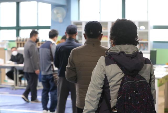 4·7 보궐선거일인 7일 오전 부산 사상구 모라중학교에 마련된 투표소에서 시민들이 투표 순서를 기다리고 있다. 연합뉴스