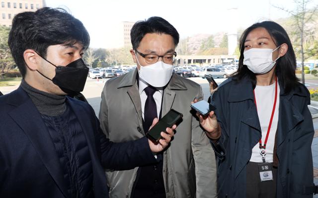 김진욱 고위공직자범죄수사처(공수처)장이 7일 경기 과천시 정부과천청사 공수처로 출근하면서 취재진의 질문에 묵묵부답하며 건물로 이동하고 있다. 뉴시스