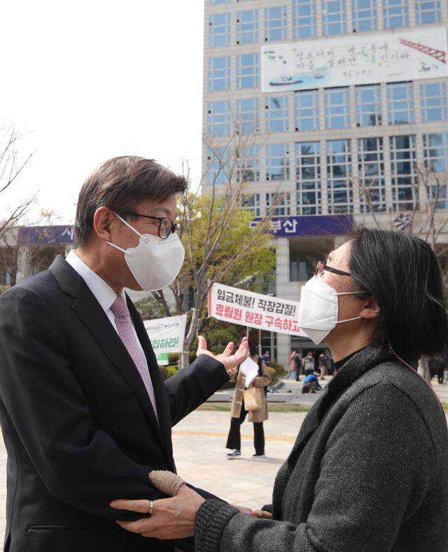 박형준 국민의힘 부산시장 후보가 지난달 26일 부산 연제구 부산시청 앞 광장에서 열린 오거돈 성폭력 공대위 기자회견을 마친 후 지지자와 인사를 나누고 있다. 뉴스1