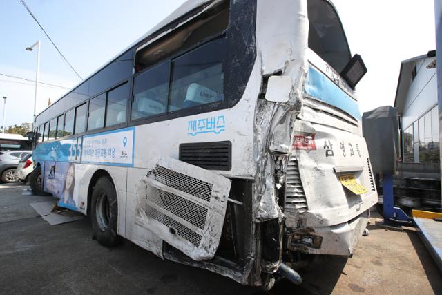 제주대학교 앞 사거리에서 62명의 사상자를 낸 교통사고가 발생한 가운데 7일 오전 제주시 오라동에 위치한 우진공업사 내에 사고 버스 차량이 부서진 채로 옮겨져 있다. 뉴시스